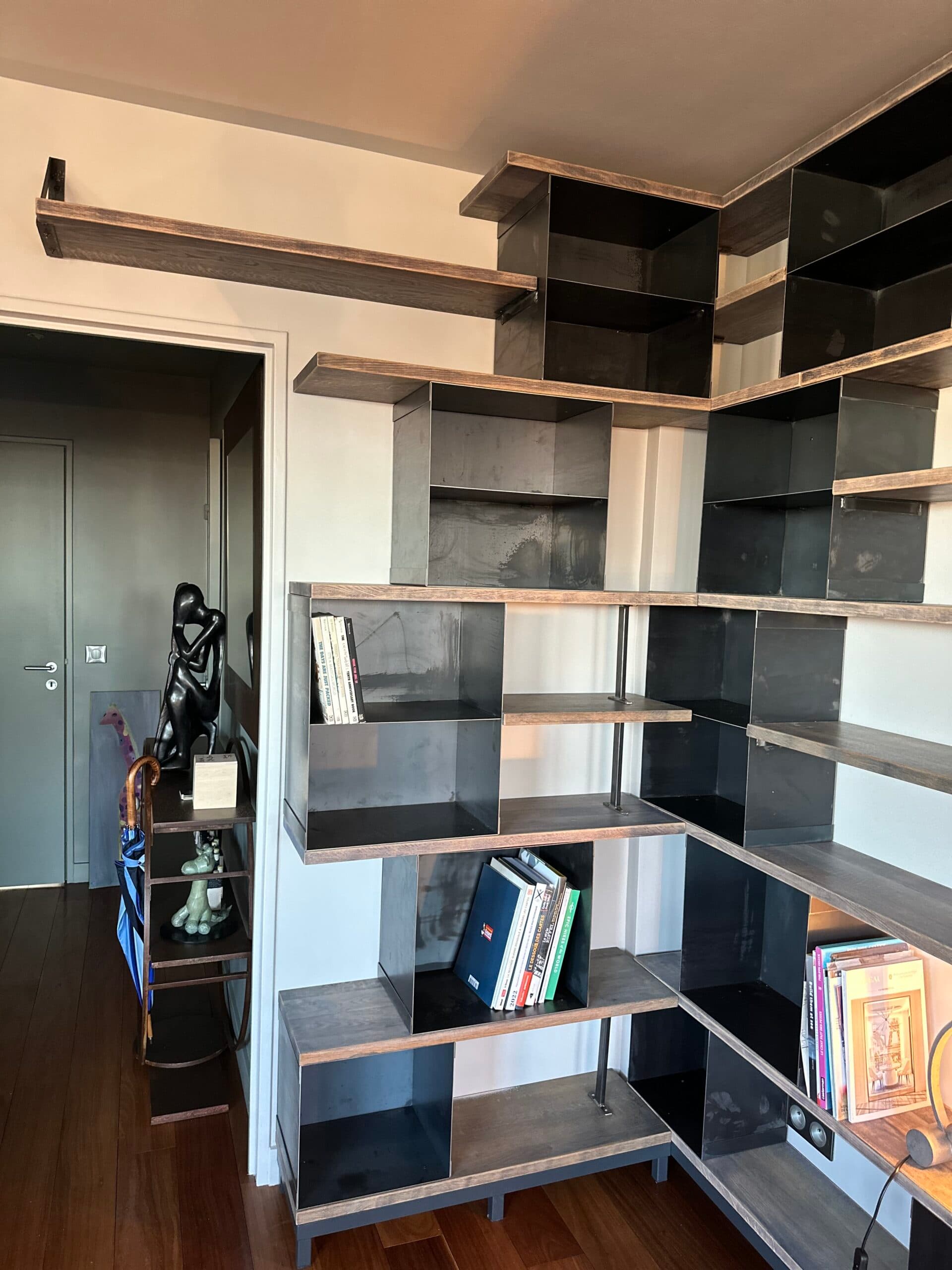 Bibliothèque d'angle en métal et chêne "CUBES 15"