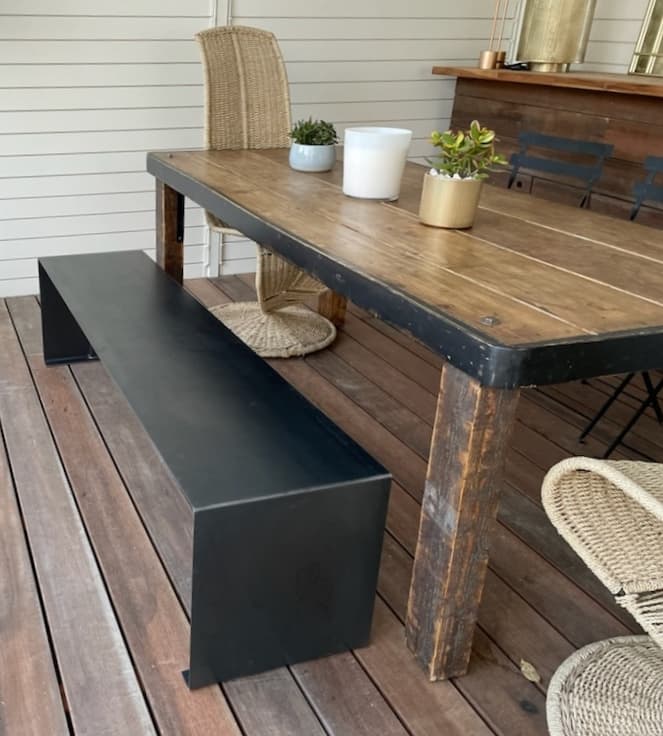 Banc contemporain en métal brut de qualité artisanale avec table en bois "ULTIMO"