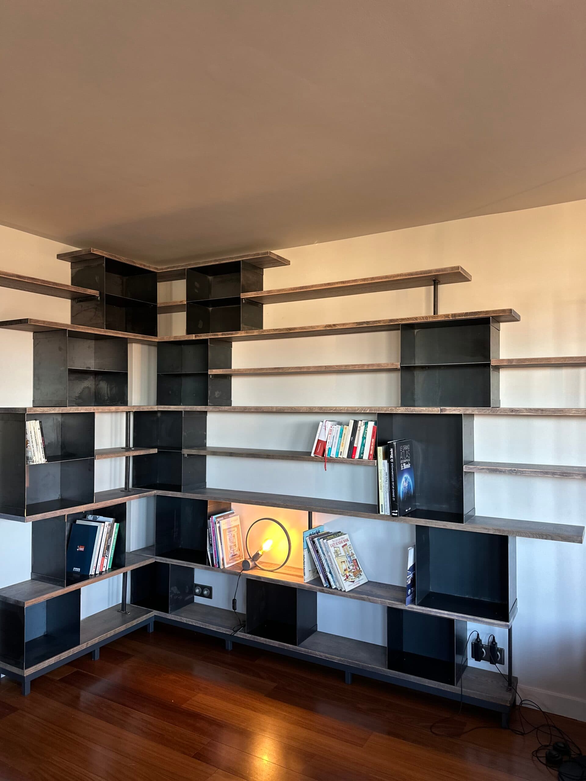 Bibliothèque d'angle en métal et chêne "CUBES 15"