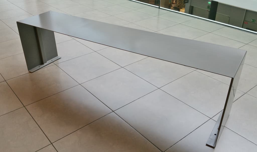 Banc design métal thermolaqué de qualité artisanale et sur mesures "ULTIMO"