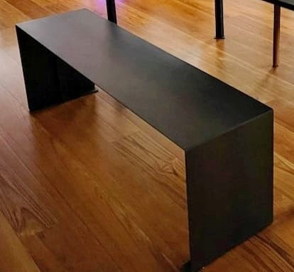 Banc design fabrication sur mesures en métal brut sur parquet bois "ULTIMO"