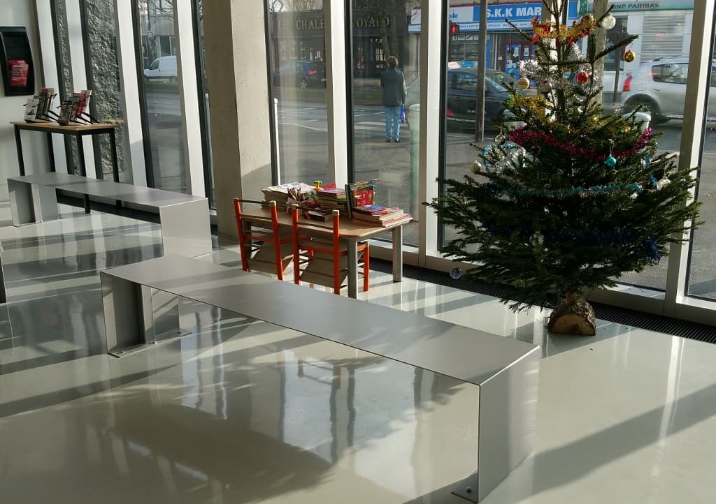 Banc design contemporain en métal finition laqué dans un hall d'accueil "ULTIMO"