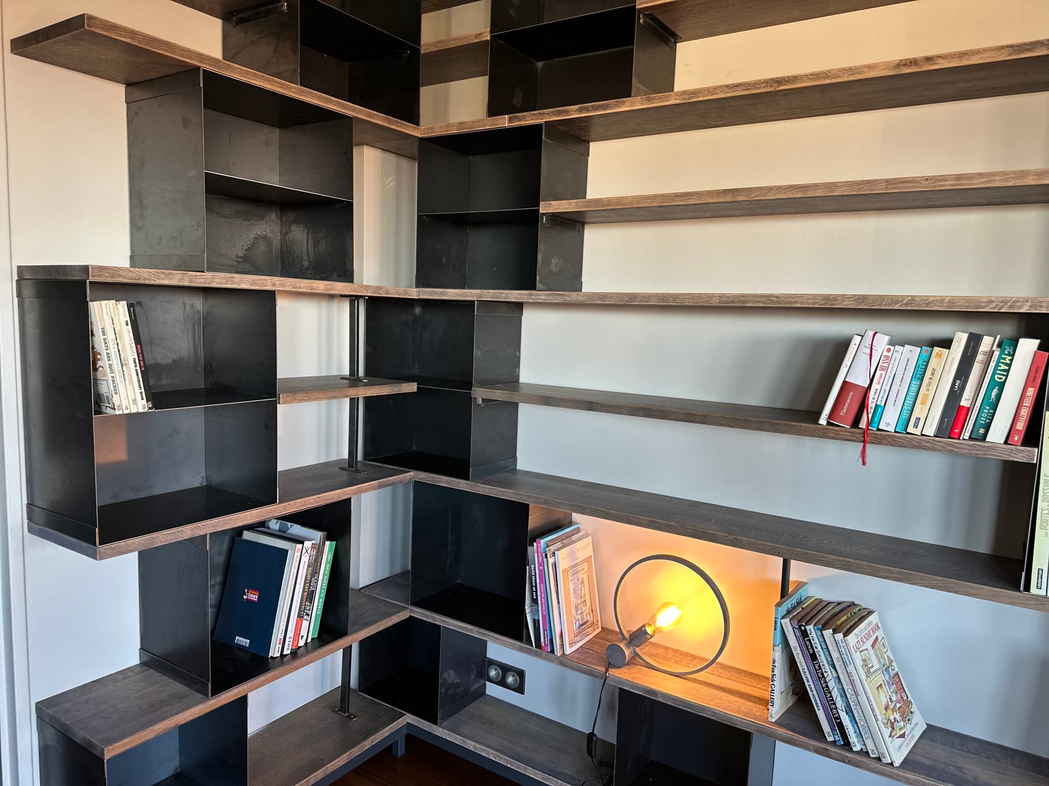 Bibliothèque d'angle en métal et chêne "CUBES 15"