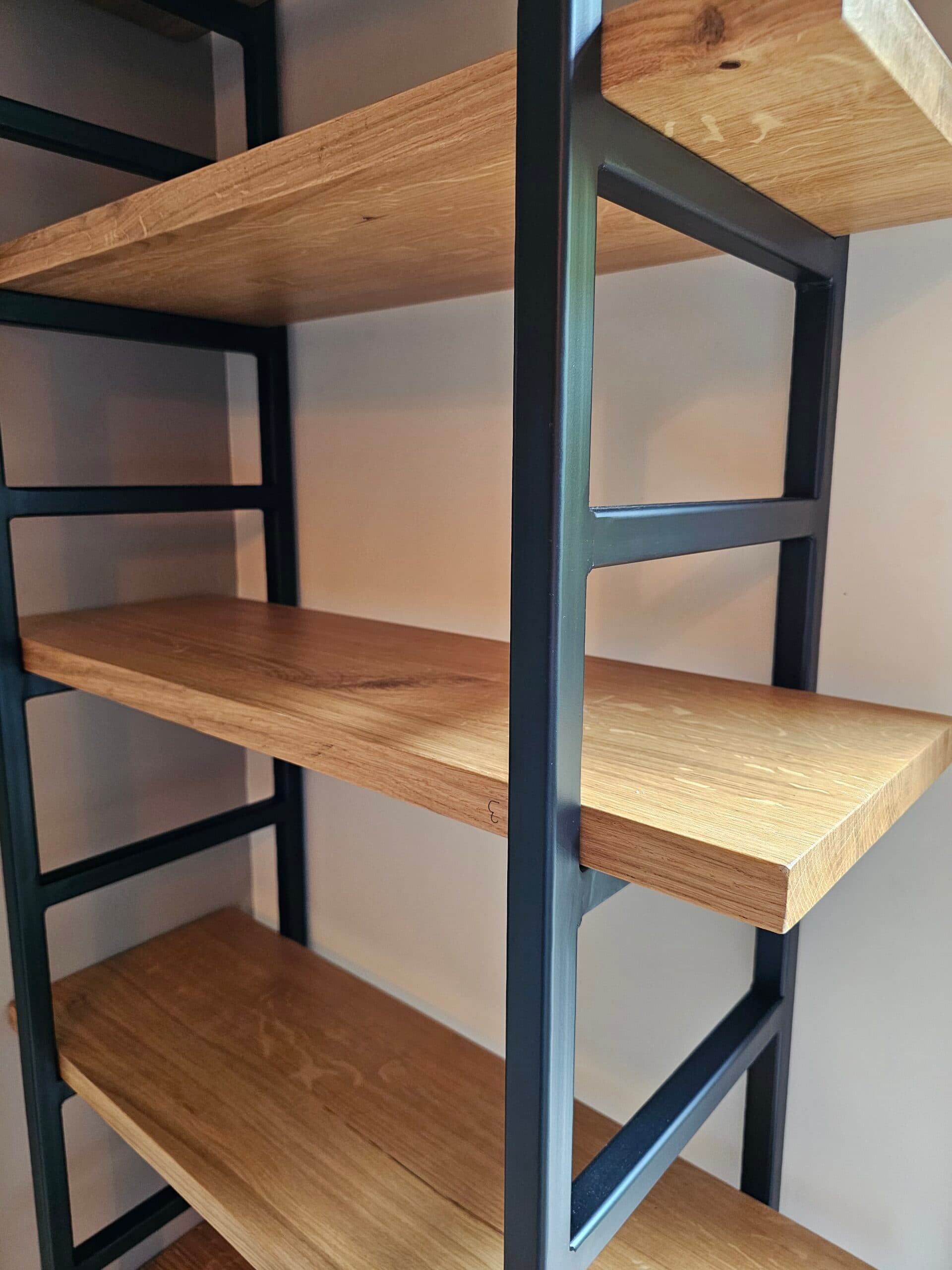 Etagère chêne massif et métal noir sur mesure "SCALA"
