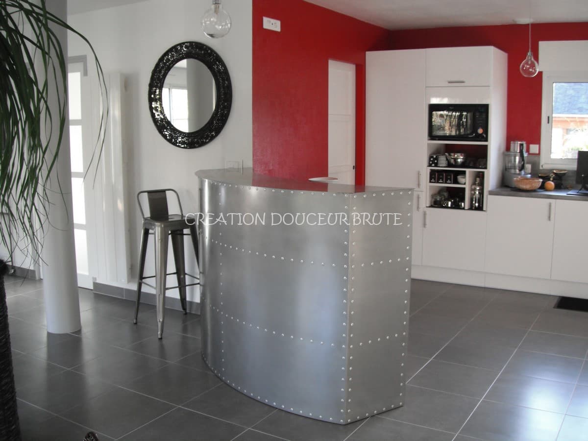 Bar "COURBE" en Acier Poli Rivetés en séparation de pièce dans un intérieur contemporain design