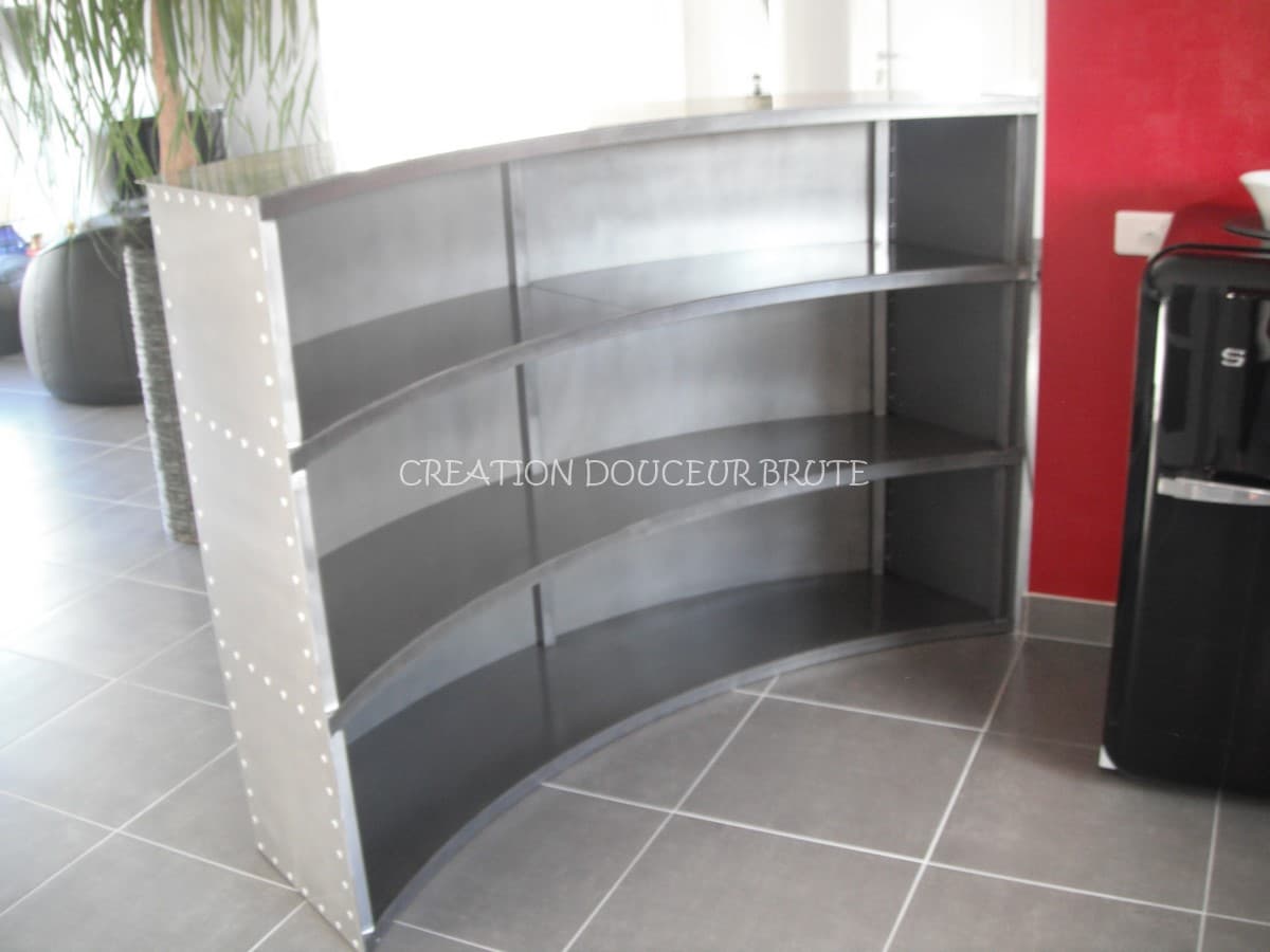 Bar "COURBE" en Acier Poli Rivetés sur mesure avec étagères pour rangements des verres et des bouteilles