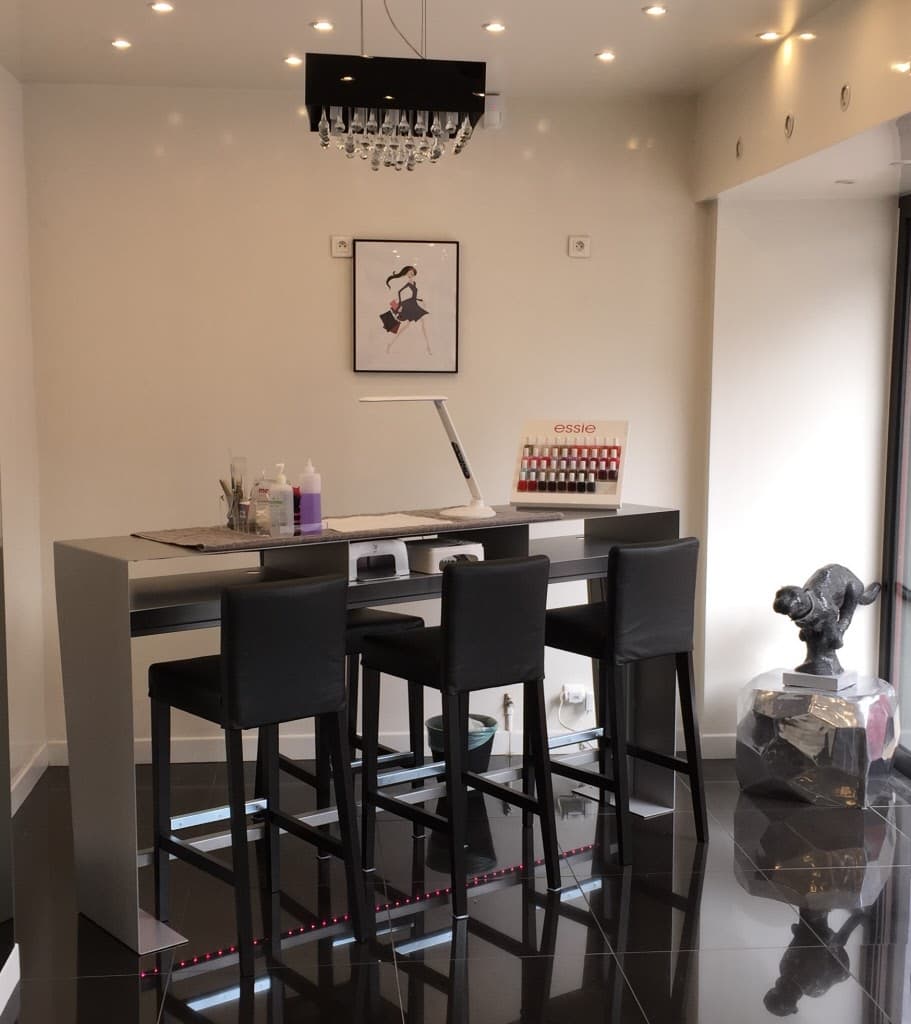 Table de manucure  sur mesure en métal laqué gris au design épuré, équipée pour trois postes de prothèse ongulaire avec tabourets hauts noirs. "ONGLERIE"