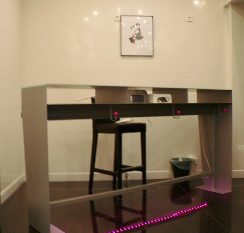 Bar à ongles double contemporain en acier avec double plateau et niches intégrées pour lampes UV dans un salon de beauté. "ONGLERIE" 