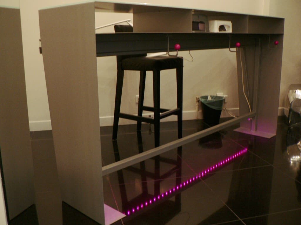 comptoir de manucure professionnelle avec niches sur mesure pour masquer le matériel électrique et préserver la pureté visuelle de l'espace."ONGLERIE" 