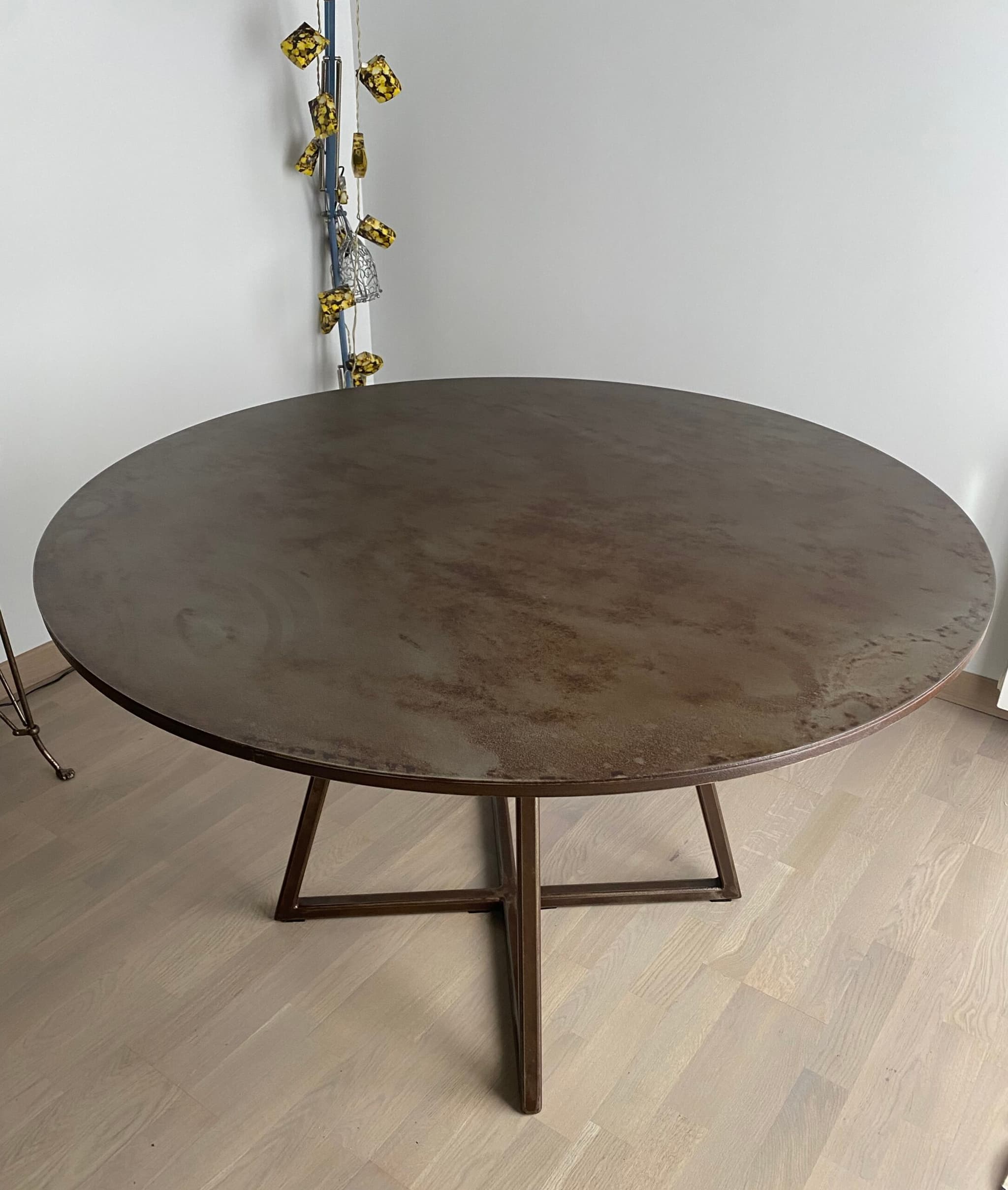 Table à manger ronde "ANNIE" en métal patiné 