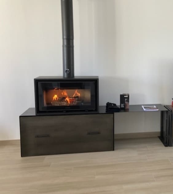 Grande banquette et coffre en métal patiné pour poêle a bois "ULTIMO" 