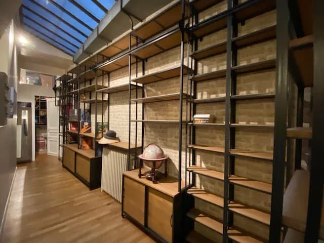 Une bibliothèque sur mesure sous verrière à Paris