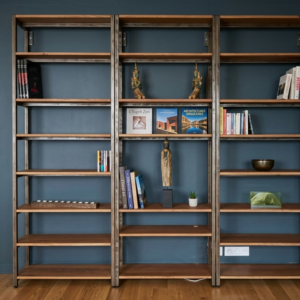 Bibliothèque murale 3 colonnes en chêne massif et montants en métal patine Fleur de rouille style industriel.