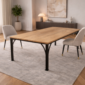Table Haussmann en chêne massif et acier brut vue d’ensemble dans une salle à manger contemporaine haut de gamme