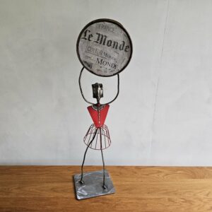 sculpture femme en fil de fer et bois de récupération par Béatrice, intitulée Le Monde au bout de ses rêves, art bois, métal rouge et argent