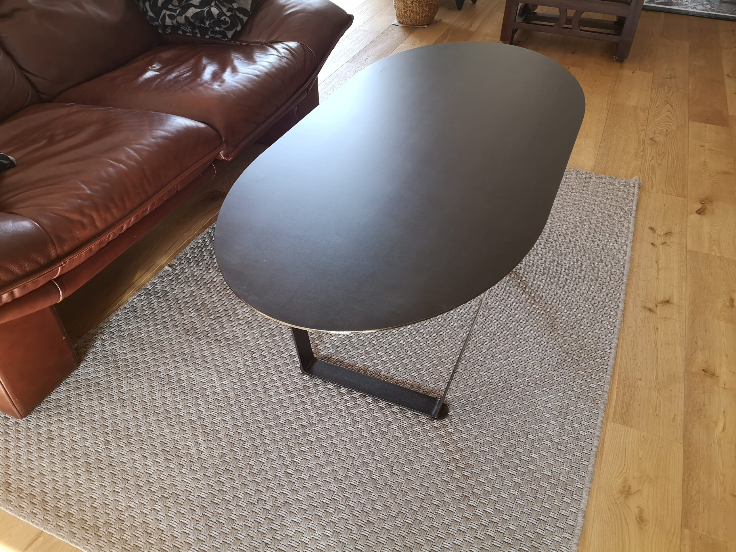 Table basse ovale en métal brut ou patiné sur mesure "EMMA" de style contemporain – Image 8