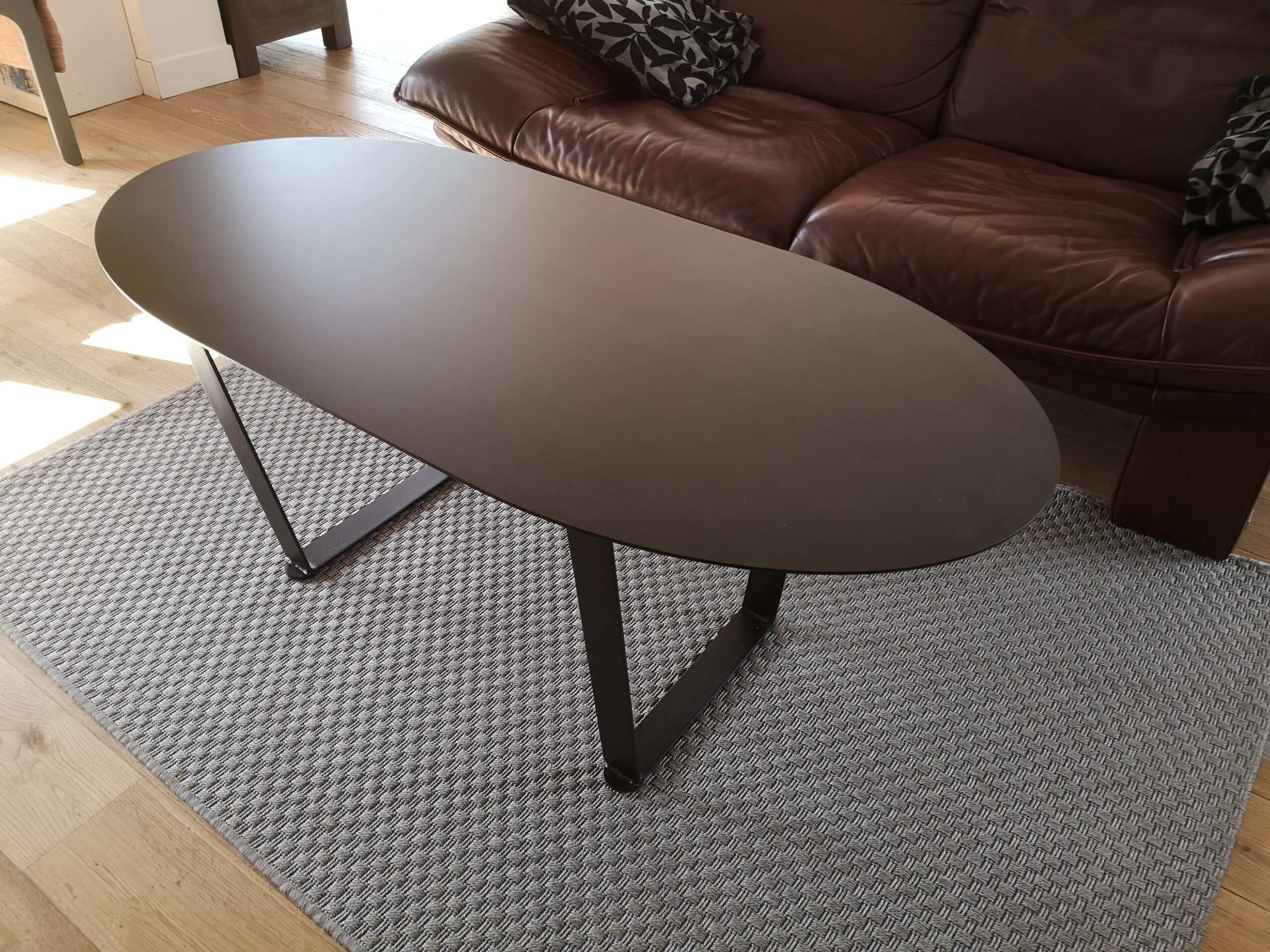 Table basse ovale en métal brut ou patiné sur mesure "EMMA" de style contemporain – Image 7