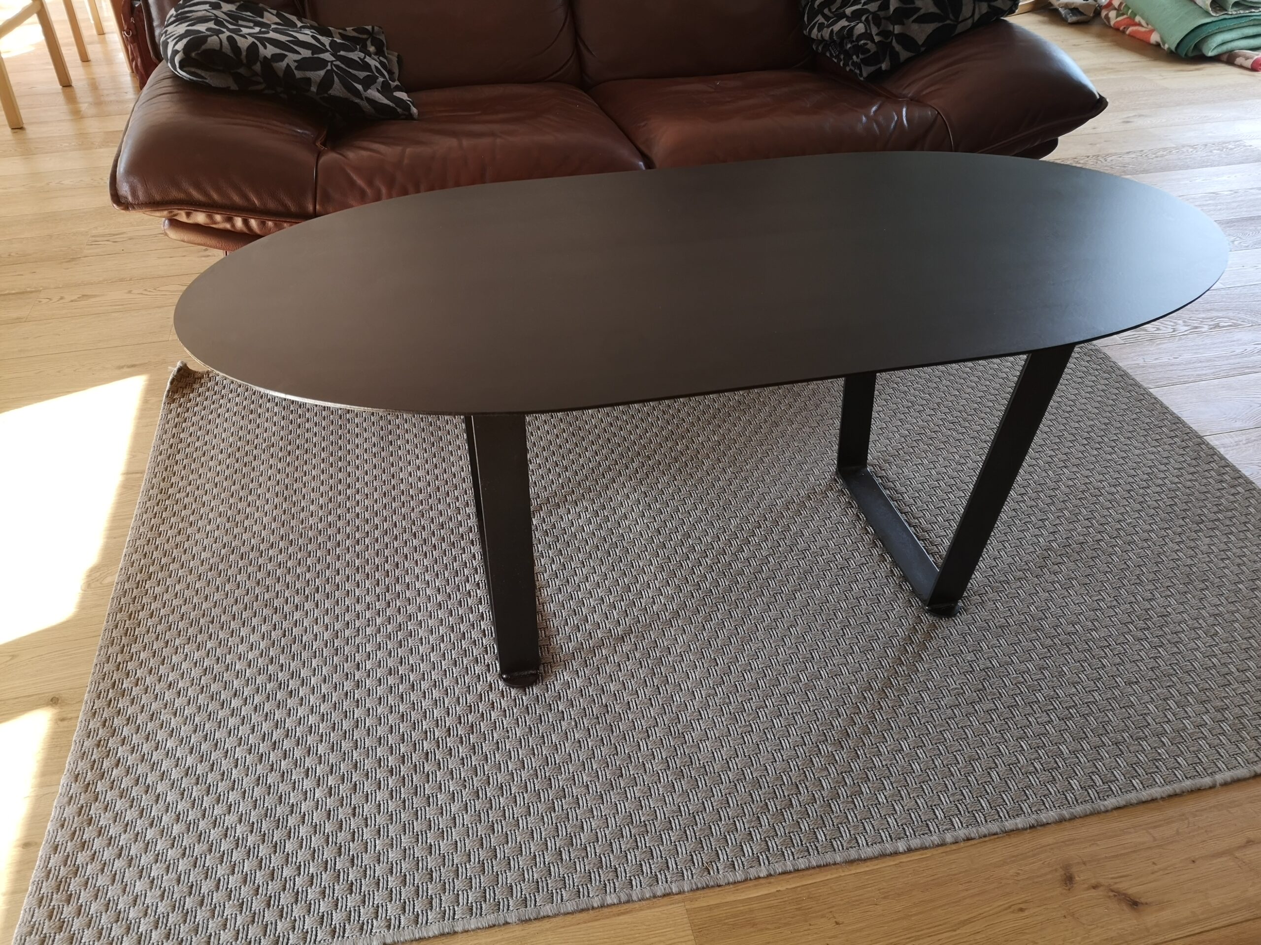 Table basse ovale en métal brut ou patiné sur mesure "EMMA" de style contemporain – Image 4
