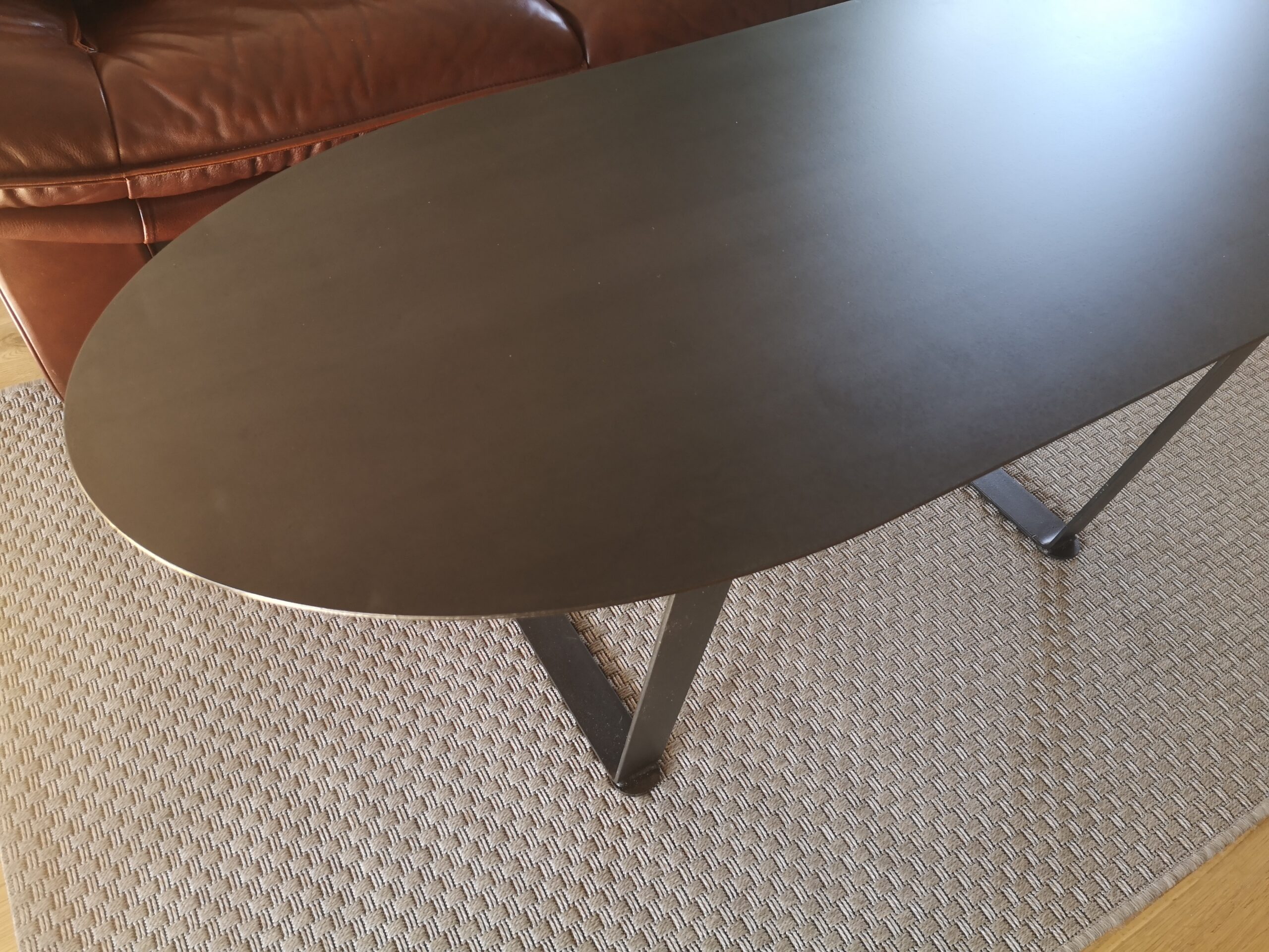 Table basse ovale en métal brut ou patiné sur mesure "EMMA" de style contemporain – Image 2