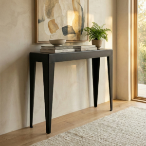 Vue de profil d une console étroite en métal noir mat, mettant en valeur ses pieds fuselés et son plateau