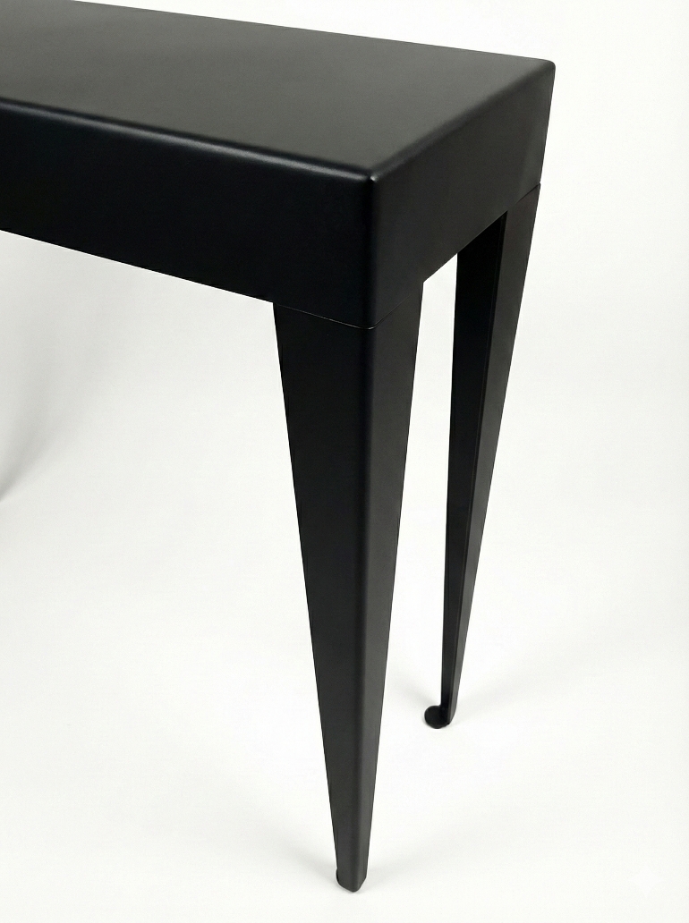 admirez le détail de la console et de sa finition noire mat fine texture et des pieds demontables