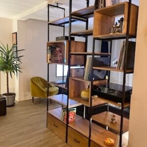 Bibliothèque de séparation double face Boxes Book en hêtre massif lamellé et structure fine en métal noir, fabrication artisanale sur mesure.