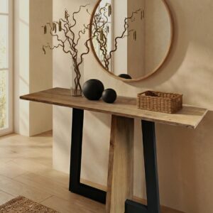 Console design contemporain avec un plateau rectangulaire en chêne clair et un piètement géométrique sculptural en chêne épais et métal noir.