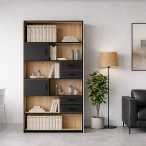 Bibliothèque moderne en bois clair et métal noir avec rangements asymétriques, installée dans un salon contemporain