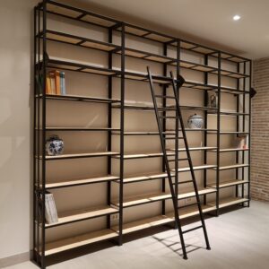 grande bibliothèque murale style industrielle en métal noir et bois clair avec échelle