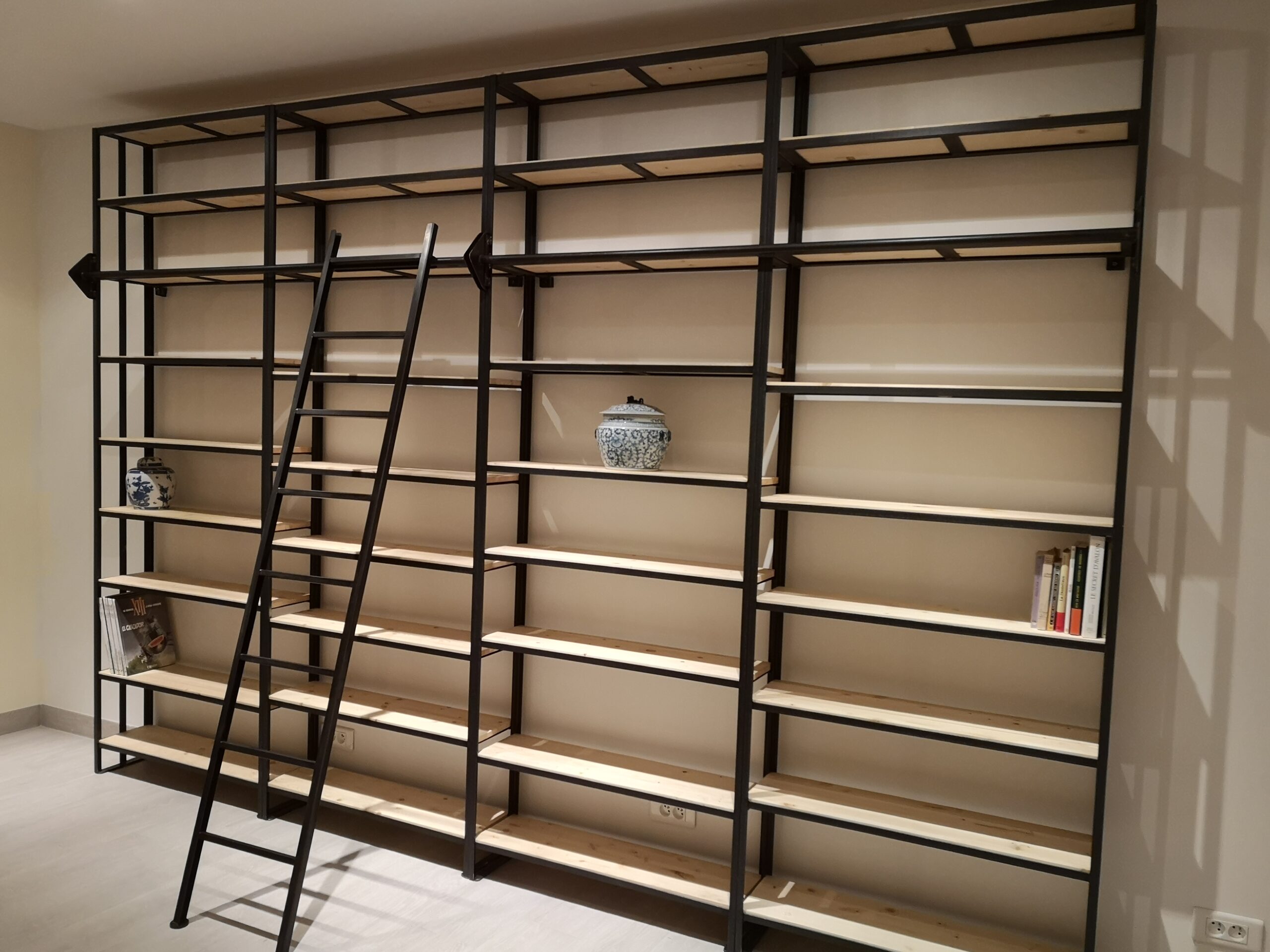 grande bibliothèque sur mesure en acier et bois massif, Made in France
