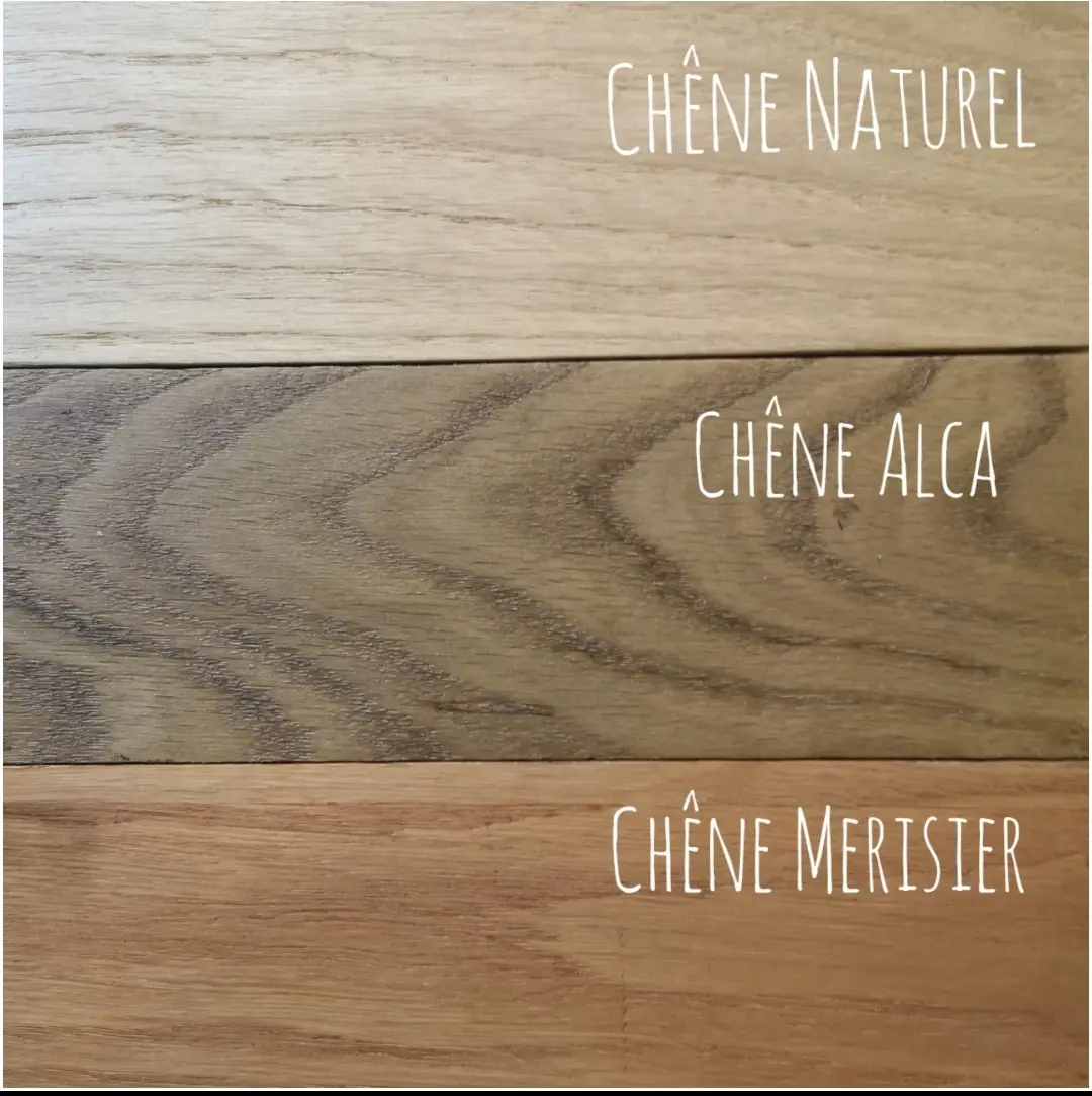 Échantillon de bois multicolore affichant trois types de bois: chêne naturel en haut, chêne alca au milieu et chêne merisier en bas, avec texture bois visible.
