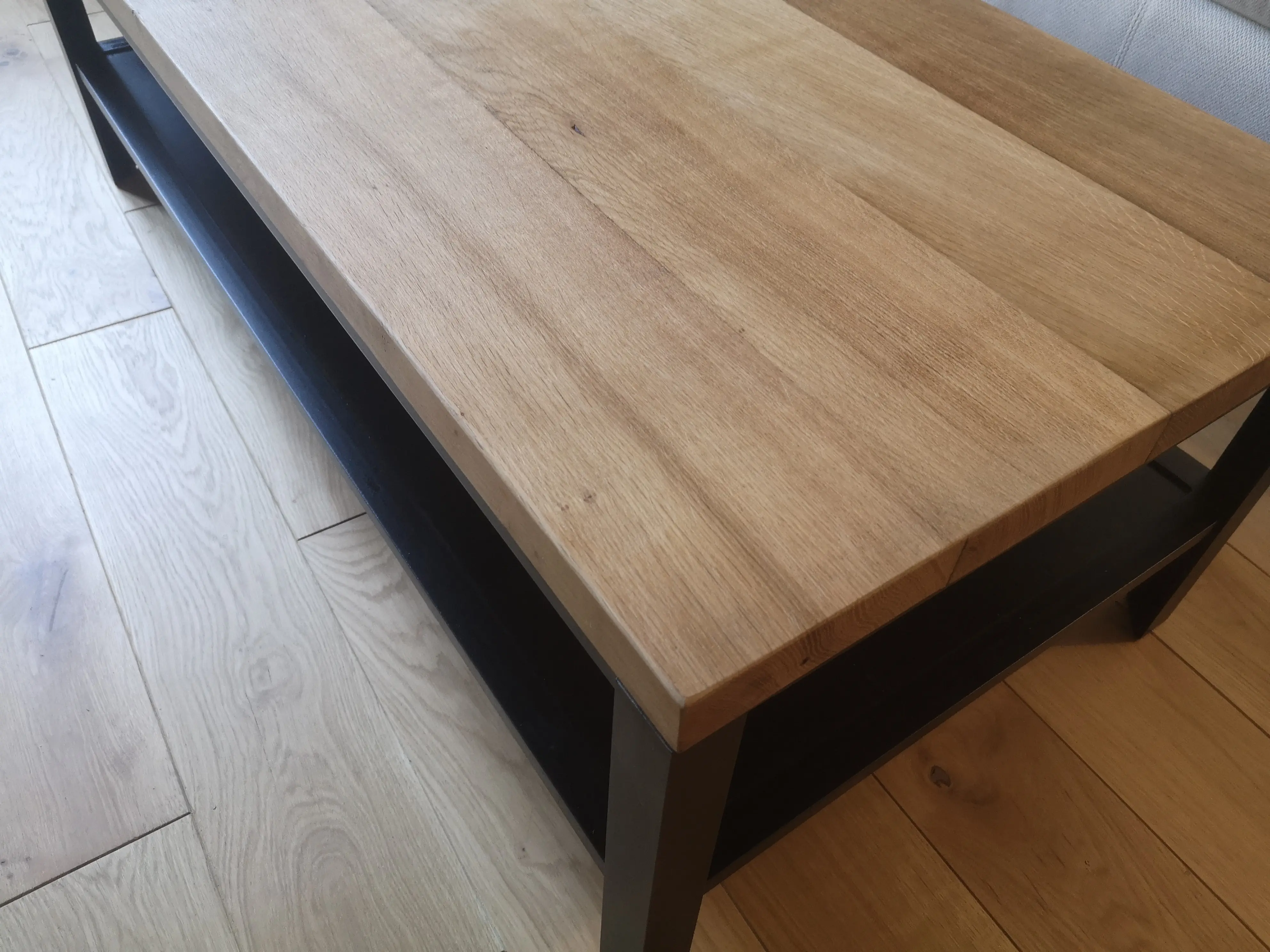 Table basse en CHENE massif avec cadre métallique noir et plateau en bois clair, design contemporain, exposition d’atelier Douceur Brute. Table basse en CHENE massif avec cadre métallique noir et plateau en bois clair, design contemporain, exposition d’atelier Douceur Brute.