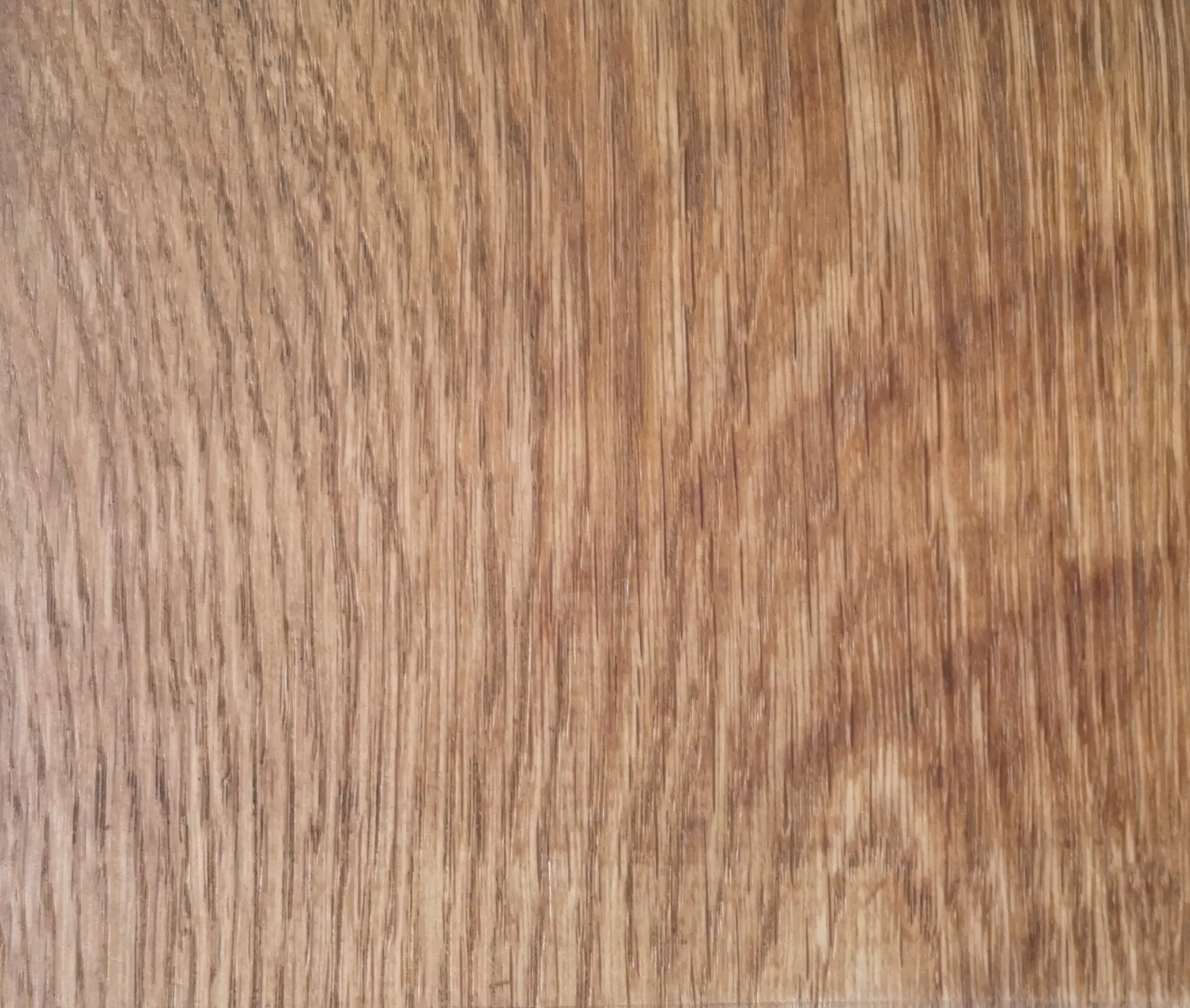 Texture bois massif avec veines et nuances chaudes, plancher ou panneau en chêne.