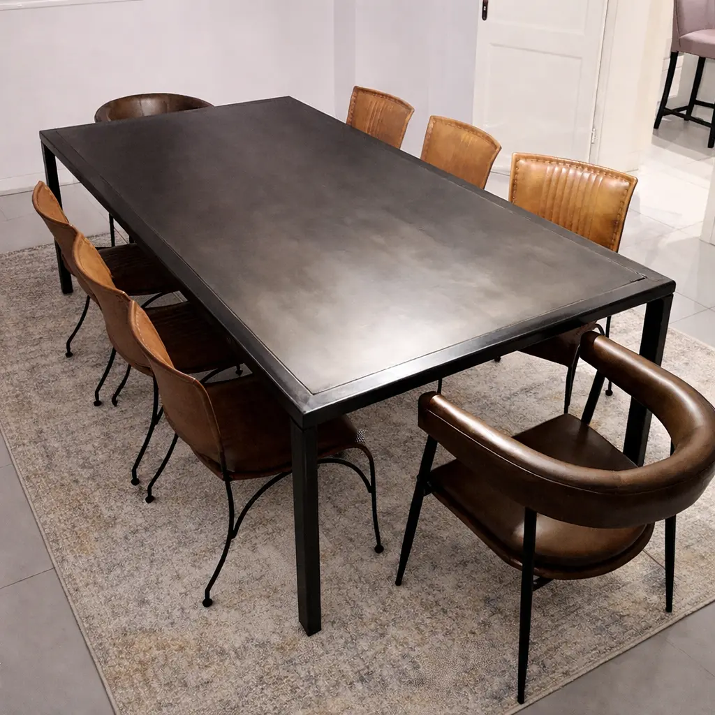 Table rectangulaire patine anthracite moyen et foncés, entouré de chaises cuir